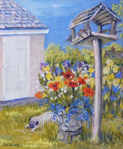 Giardino del cottage con casetta per uccelli e carlino, 2011 da Joan Thewsey